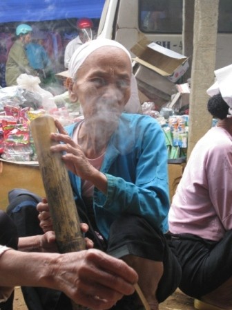 Thói quen hút thuốc lào của đã ăn sâu vào đời sống của phụ nữ dân tộc Mường xã Ân Nghĩa